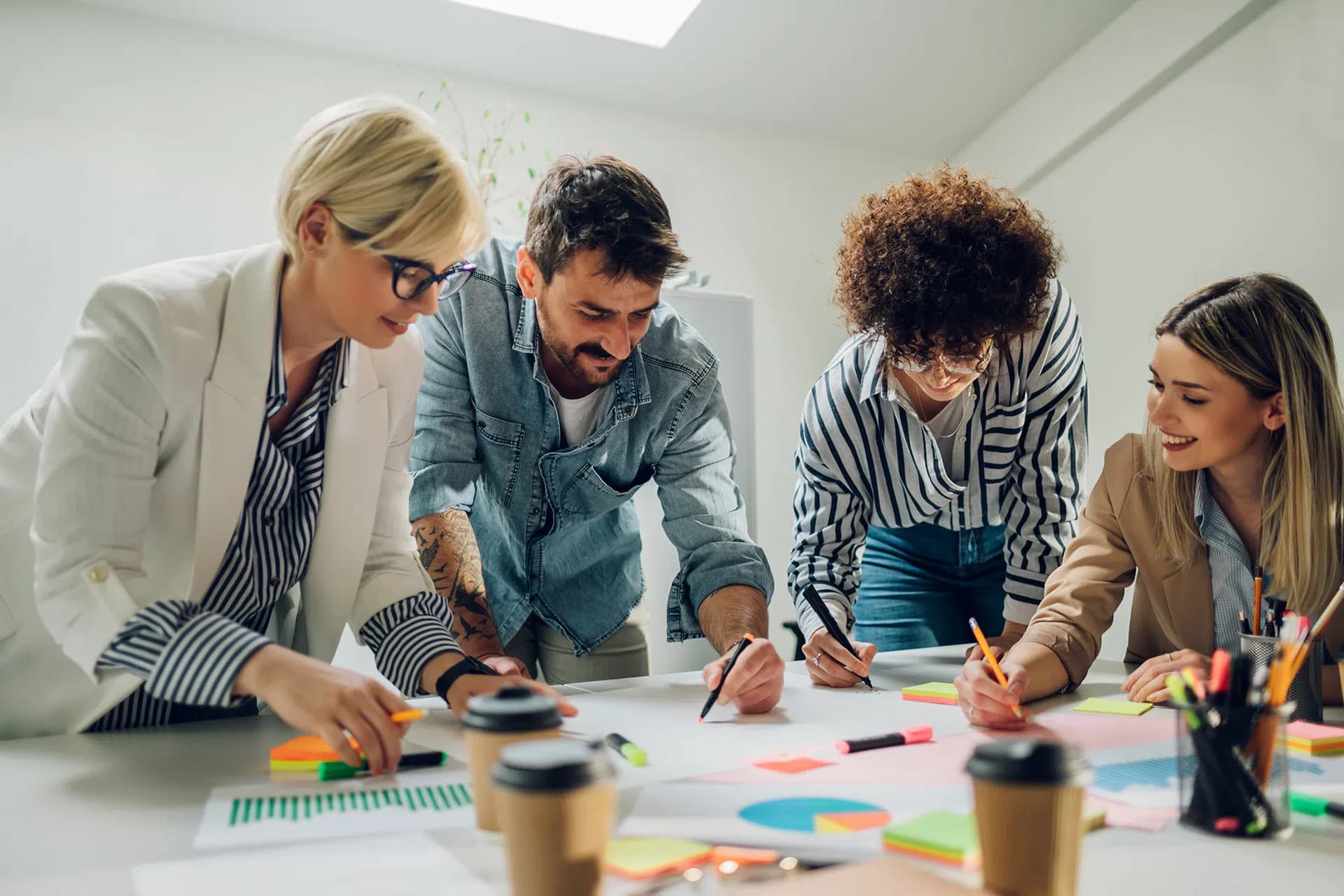 Team arbeitet gemeinsam an einem Website-Projekt